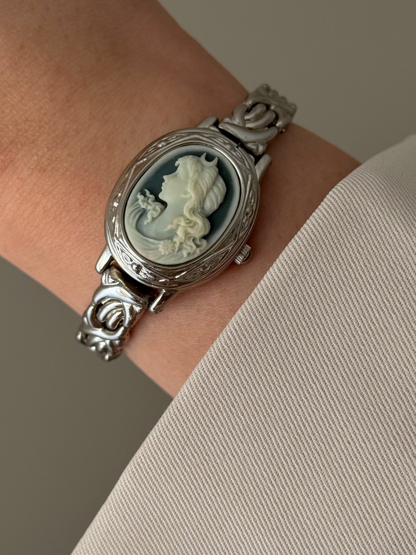 Vintage Peekaboo Valentino Michelle Cameo Watch